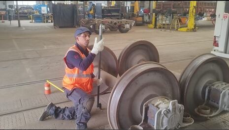 Abanderado de Perú en Juegos Olímpicos, repara ruedas de trenes en Francia