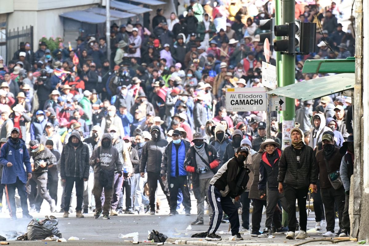 Manifestantes se enfrentan a agentes de la policía boliviana durante una concentración contra el presidente Rodrigo Paz en La Paz el 25 de mayo de 2026. Foto: Marvin RECINOS / AFP