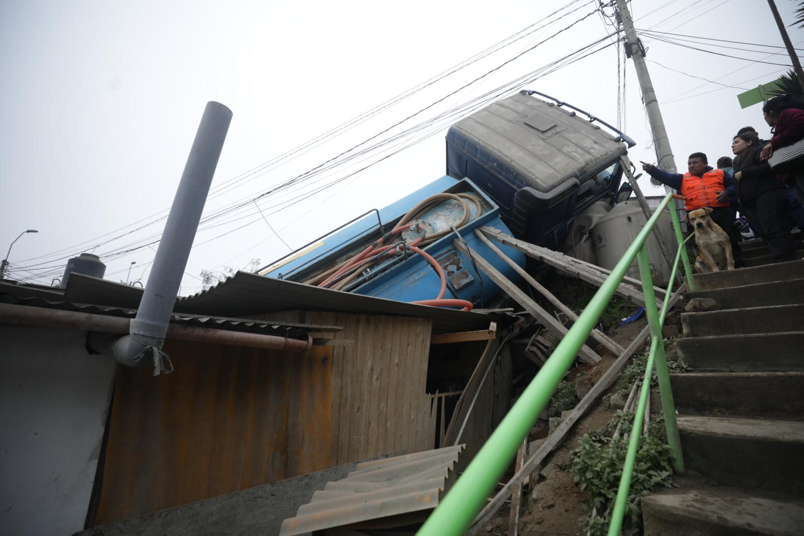 Cisterna con 14 mil litros de agua cayó sobre la habitación donde dormían los hermanitos. | Foto: Britanie Arroyo / Diario Trome