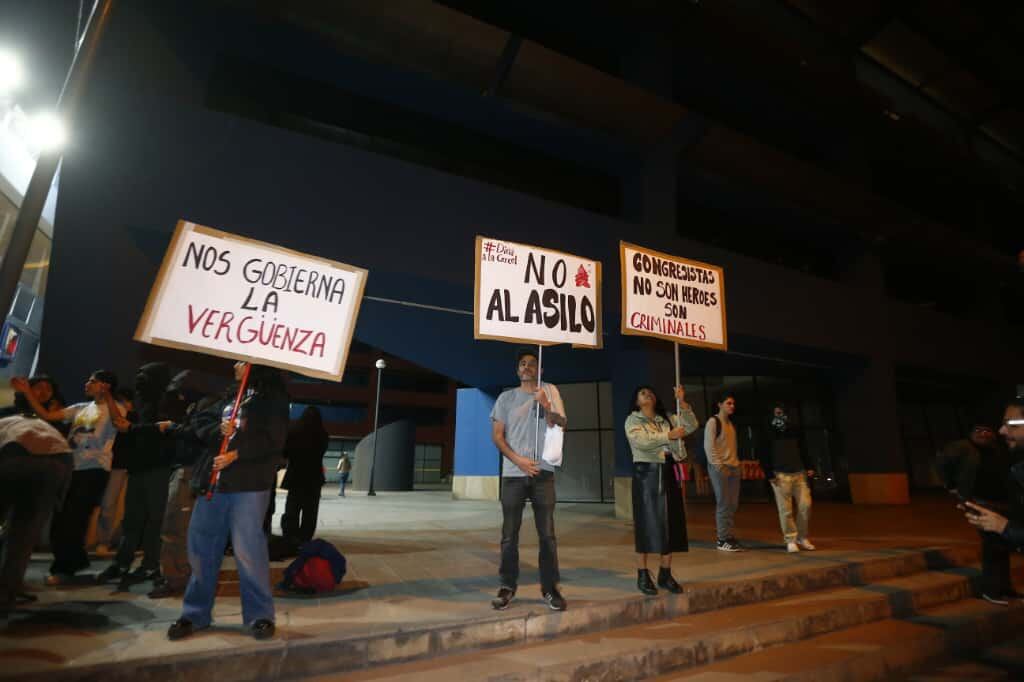 Un grupo de estudiantes y colectivos protesta frente a la embajada de Ecuador ante la posibilidad de que la presidenta Dina Boluarte solicite asilo en ese país.
Fotos: Mario Zapata N. / GEC