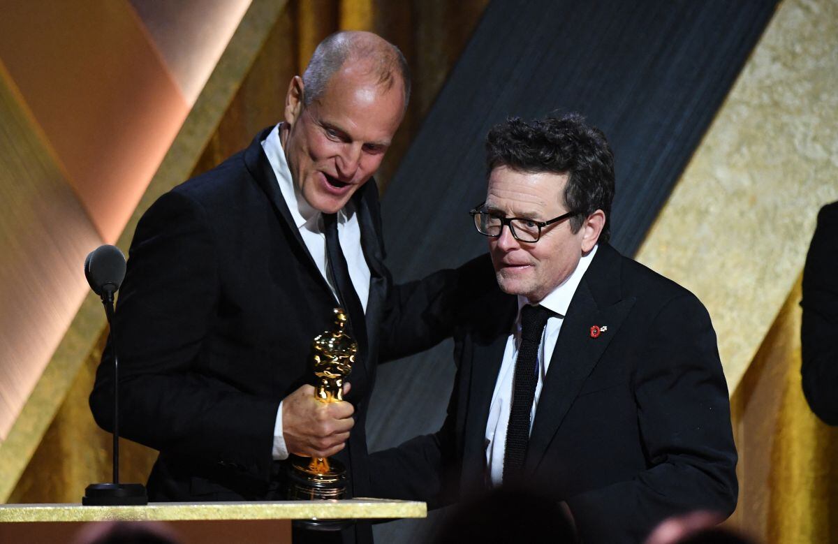 El actor Woody Harrelson le hace entrega del Óscar a Michael (Foto: AFP)