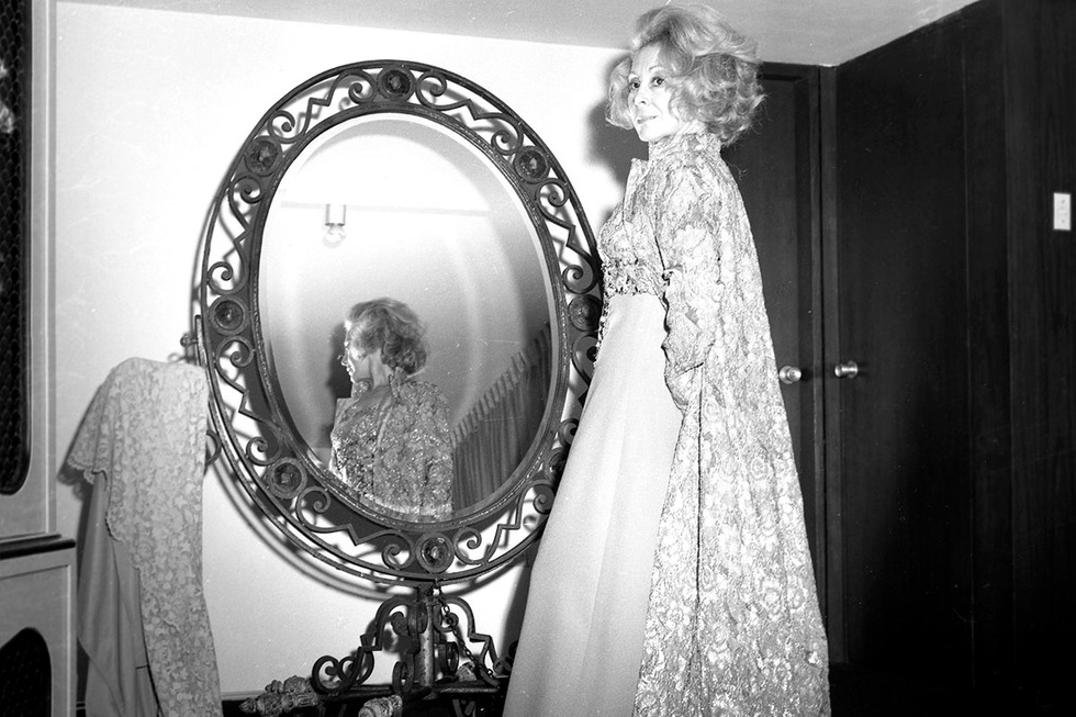 Terminada la temporada, Nélida Quiroga fue invitada para dirigir a la Compañía nacional de Comedias y también un programa teatral, por Radio Nacional. Para eso, Linda Guzmán ya integraba el elenco, trabajando en pequeños papeles. Así en 1952, Linda Guzmán y el actor y empresario discográfico Héctor Roca, contraerían matrimonio.