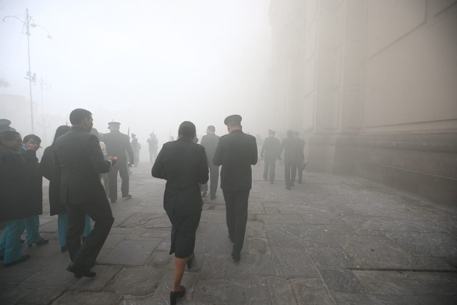Se registró un amago de incendio al costado de la catedral de Lima. Esto provocó una gran humareda en la plaza de armas de Lima. Fotos : jorge.cerdan/@photo.gec
