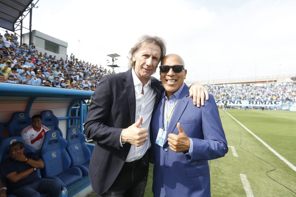 Ricardo Gareca se reencontró con Roberto Mosquera como entrenadores rivales en la despedida de Carlos Lobatón.
Fotos: Violeta Ayasta/@photo.gec