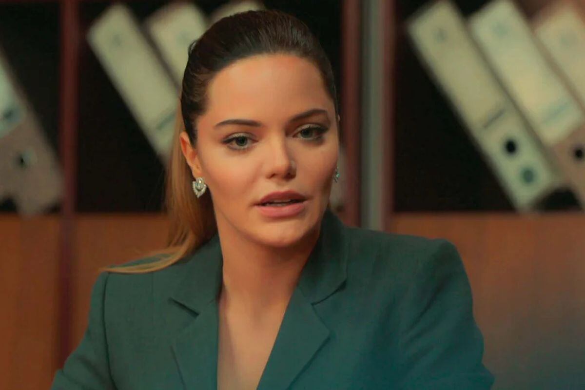 Züleyha con un traje verde en la telenovela turca "Tierra amarga” (Foto: Tims & B Productions)