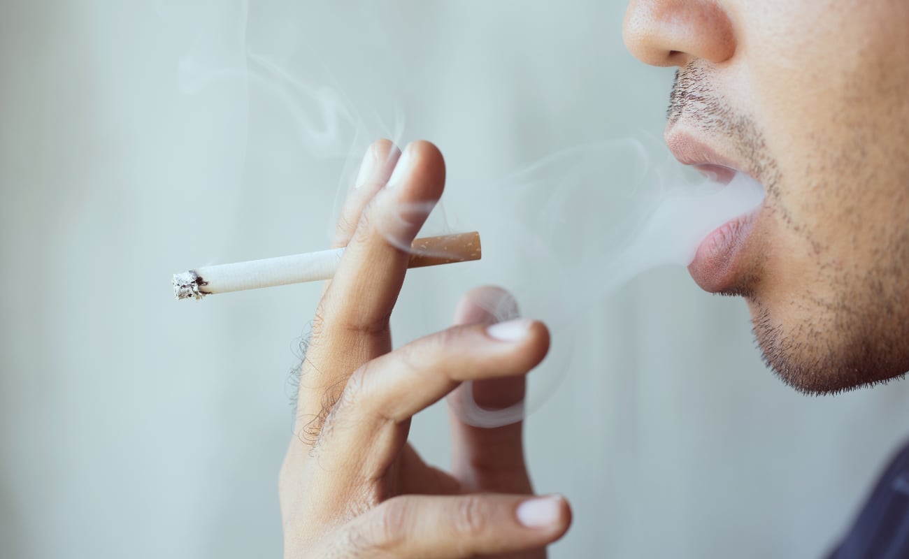 Cuidar la exposición a la contaminación que entra por la nariz (dióxido de carbono) y por la boca (pesticidas, comidas quemadas y conservantes) reduce el riesgo de que vuelva el cáncer. Foto: Istock