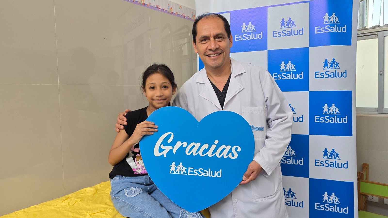 Alessia posa junto al cirujano que la operó, tras superar una intervención que cambió su vida y le devolvió la sonrisa. Foto: EsSalud.