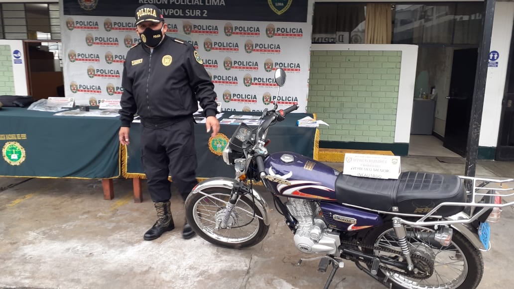 Tres raqueteros miembros de la banda ‘Los Venecos de Olaya’, que alquilan una moto lineal y arma para herir a sus víctimas y luego robarles, fueron atrapados. Ellos primero rezaban a 'santos malandros' antes de salir a asaltar a mano armada. (foto: Mónica Rochabrum)