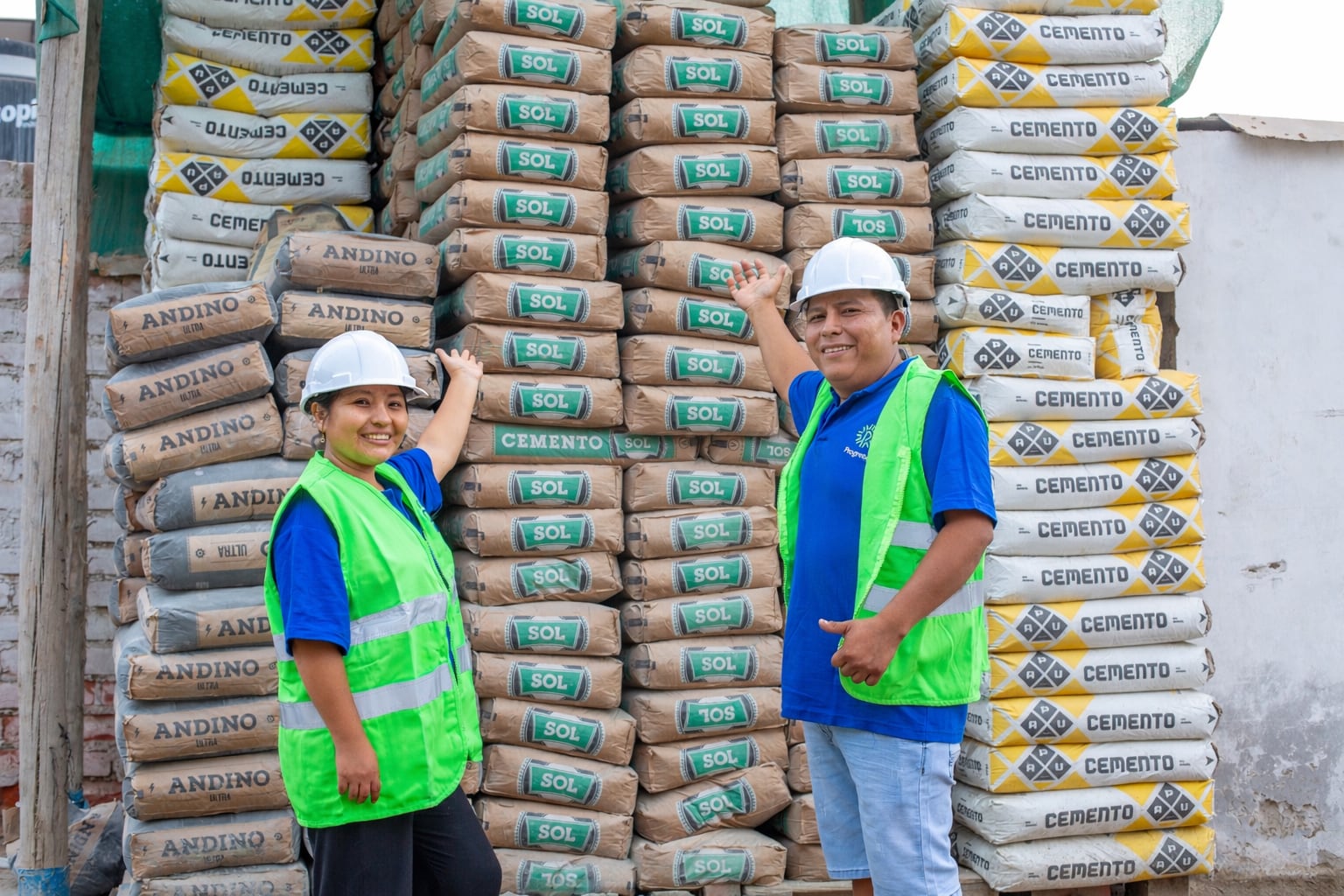 De repartir alimentos perecibles a liderar su ferretería en Lima Sur. Esta es la historia de cómo Karin y Elvis se convirtieron en los Tromes de la Construcción. Foto: Fernando Sangama.