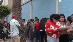 Comas: Padres de familia se amanecen en cola para matricular para sus hijos