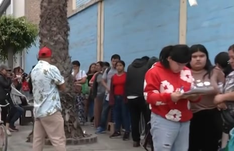 Comas: Padres de familia se amanecen en cola para matricular para sus hijos