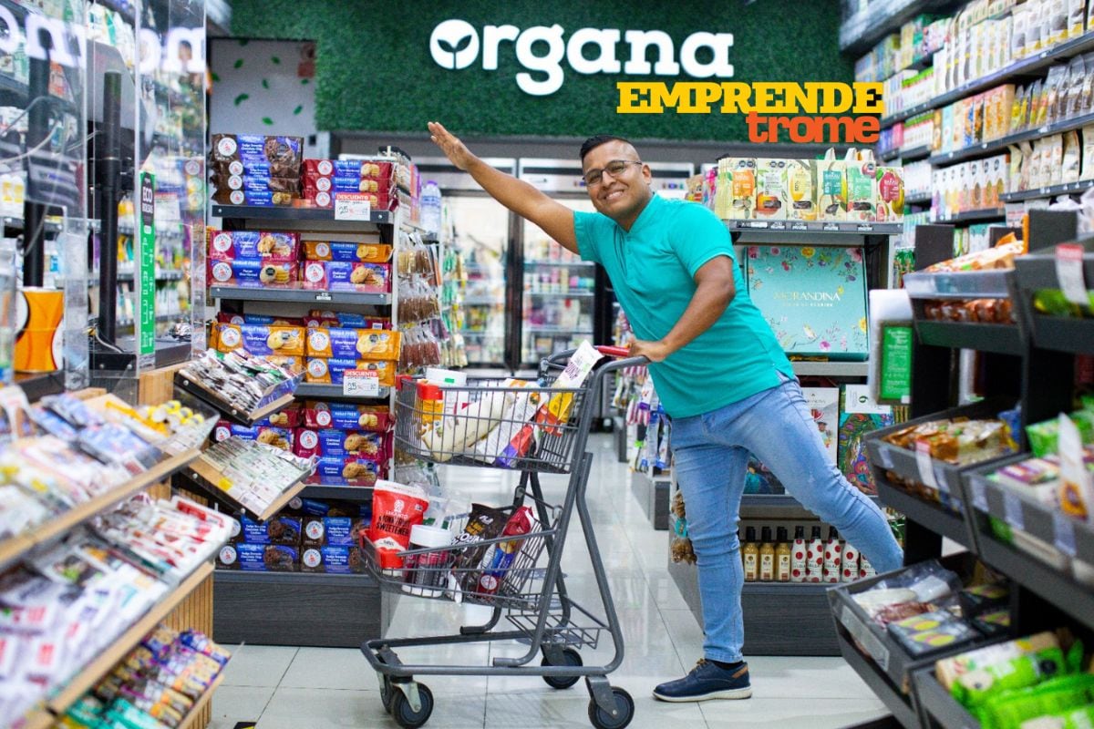 Arturo aplica estrategias de marketing para cautivas a cada cliente que llega a sus tiendas. Cuenta que las madres son las que tienen el poder de decisión y cuidan la salud en casa. Foto: Giancarlo Ávila.
