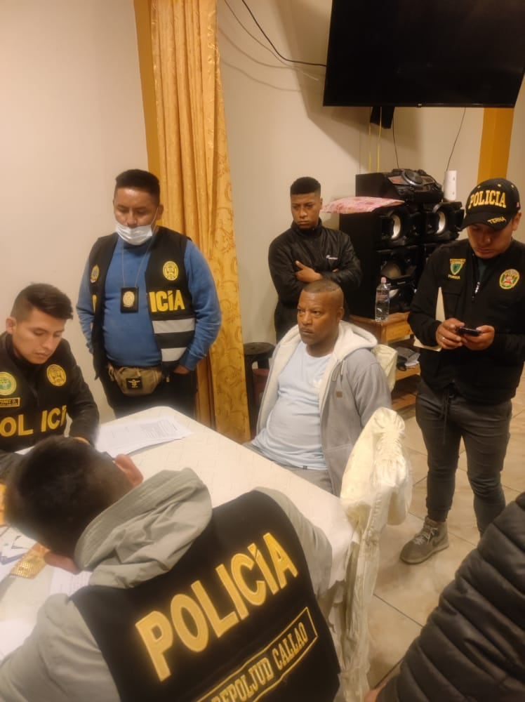 Presuntos integrantes de la banda 'Los Abusivos' cayeron en sus domicilios del Callao y San Miguel.