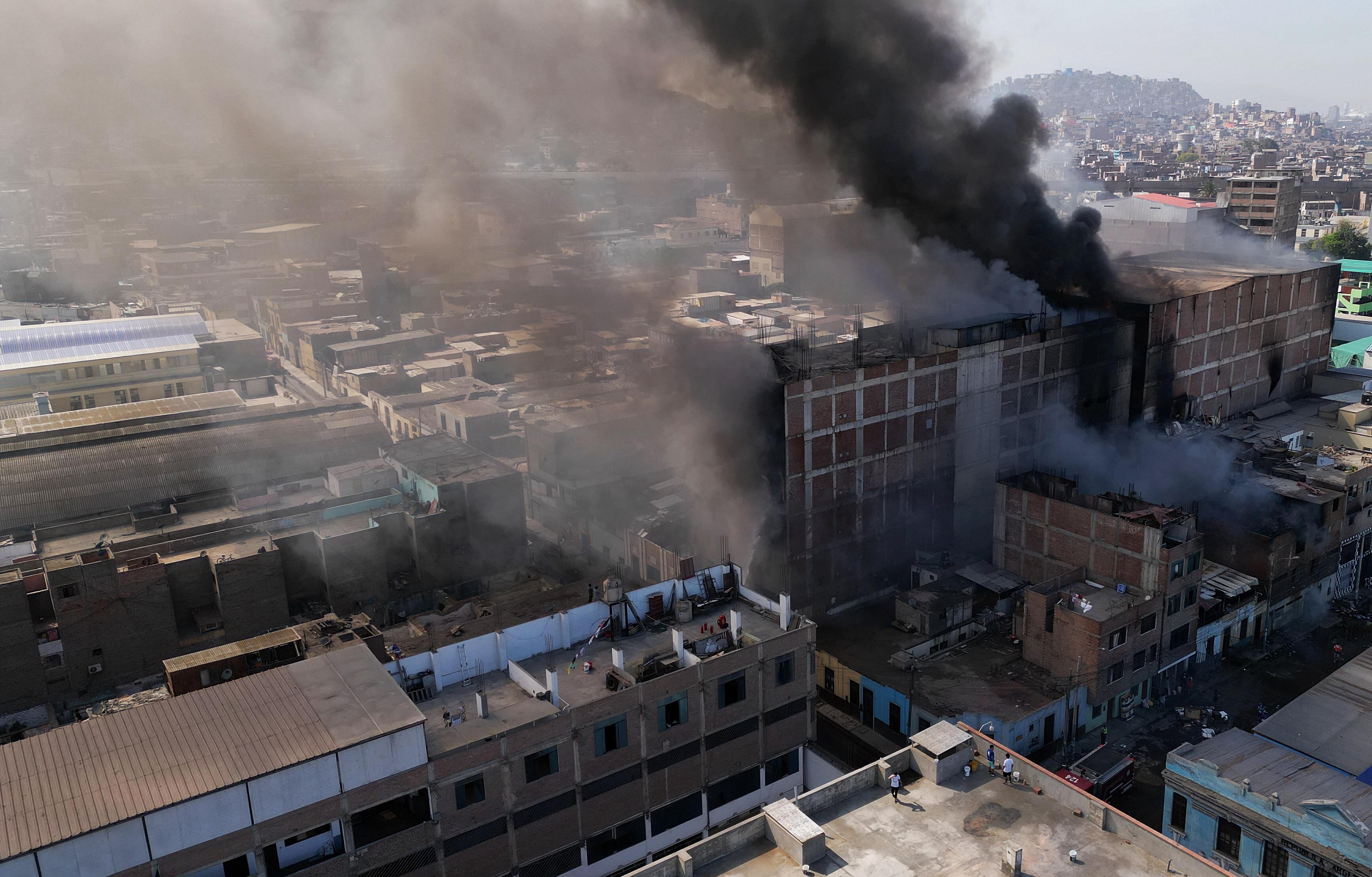 Incendio consume almacenes informales en la cuadra 13 de Jirón Miró Quesada en Barrios altos.
Fotos: Joel Alonzo /@photo.gec