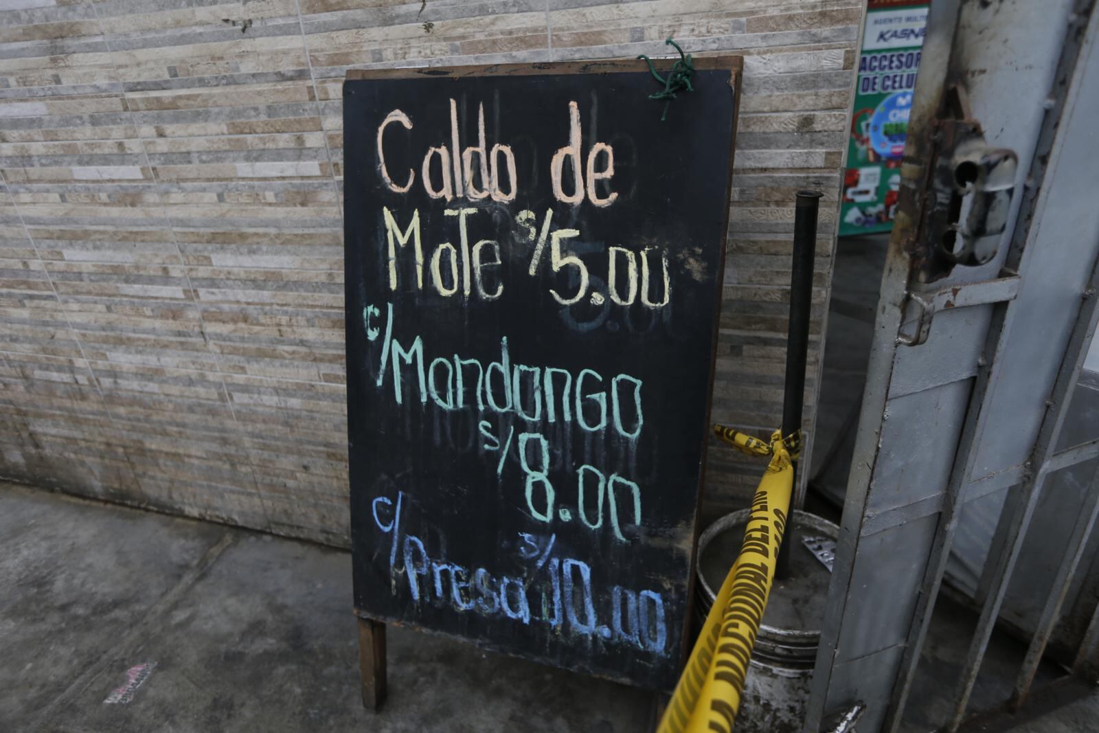 Vendía en esa esquina desde hace tres años. Foto: Violeta Ayasta / Diario Trome