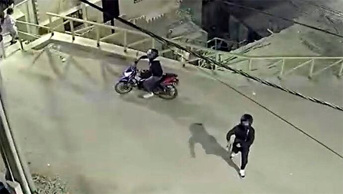 Yojairo Arancibia Sevillano fue grabado disparando contra la casa de una pareja de adultos mayores, en Comas.