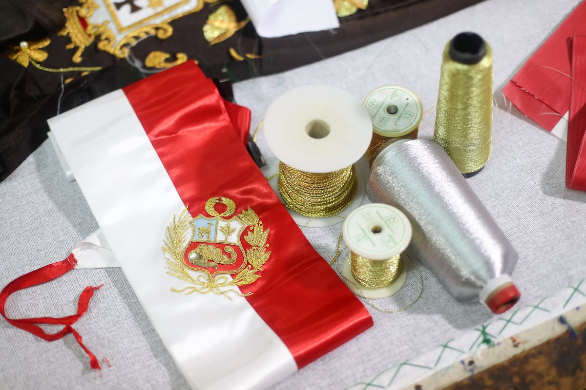 Desde hilos franceses bañados en oro hasta metálicos, son los usados esencialmente para realizar los detalles en los productos que realiza la Bordaduría Grados en el Centro de Lima. Partes importantes de la costura que son realzadas con estos materiales especiales.
Fotos: Jesús Saucedo / @photo.gec