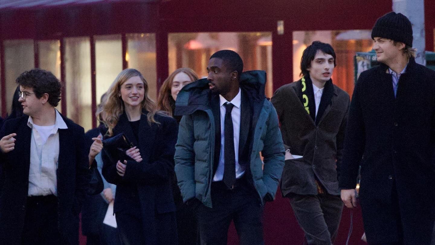 Elenco de Stranger Things en la boda de Maya Hawke y Christian Lee Hutson. (Foto: Twitter @softiealiaa)