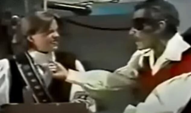 Luis Miguel y Ramón Valdés interpretaron a dos piratas en el programa de Televisa (Foto: captura de pantalla / Youtube)