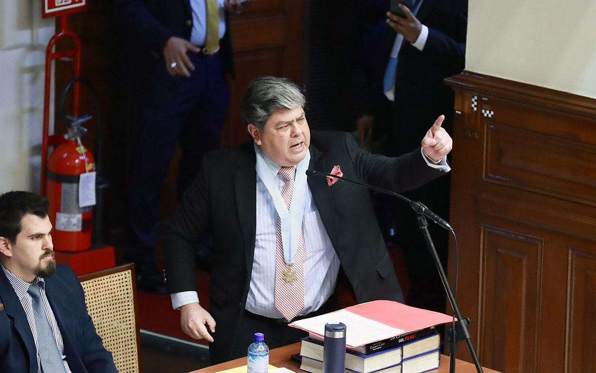 Carlos Torres Caro, abogado de Pedro Castillo, antes de ser expulsado de la Comisión Permanente. (Foto: Congreso)
