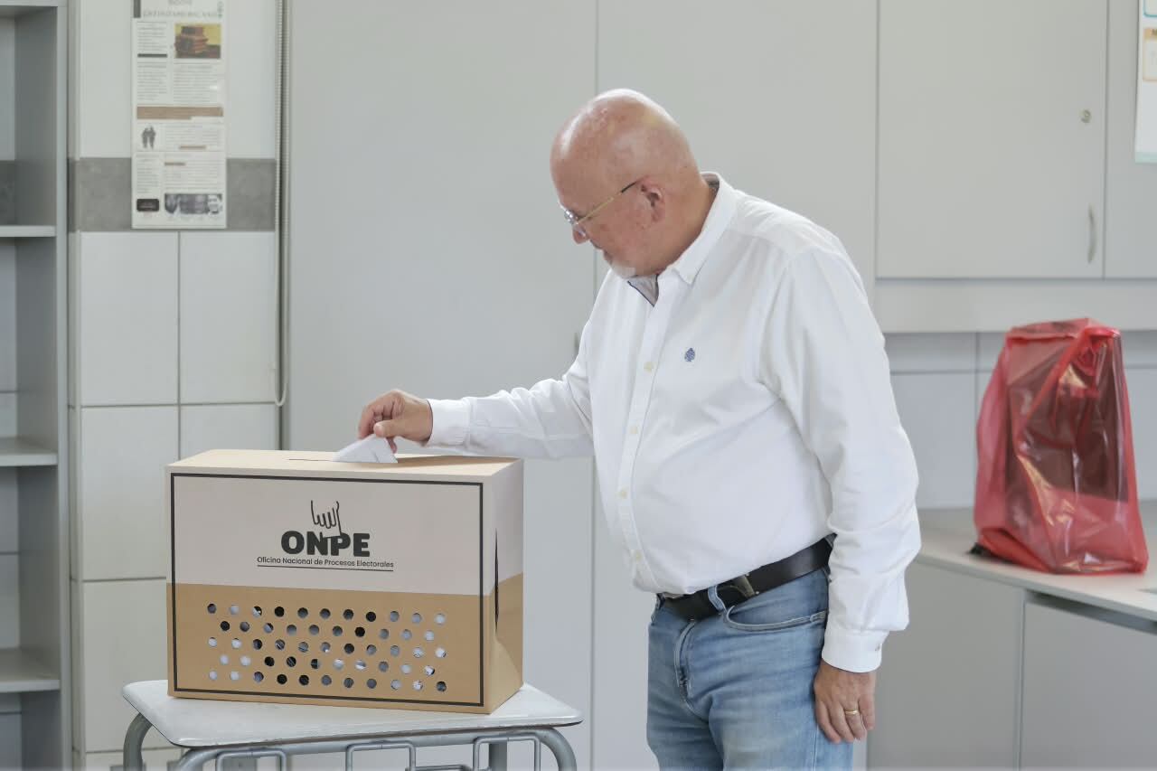 ¡Bruce cuestiona los comicios! Candidato de Somos Perú acusa al JNE por “elección anómala”