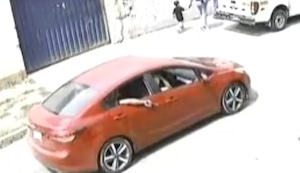 San Martín de Porres: Delincuentes en automóvil disparan contra bodega 15 veces | VIDEO