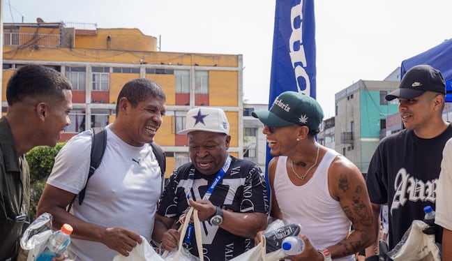 Equipo ganador festejó con figuras de la televisión.