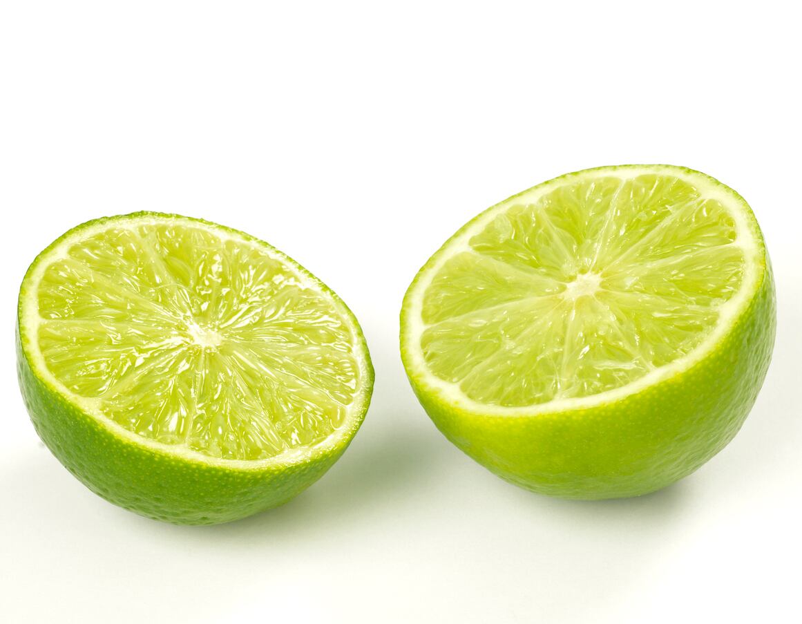 El limón es una fruta muy usada en la cocina. Ayuda a quitar el sarro de la tetera, termos y hervidores eléctricos. Foto: Istock.