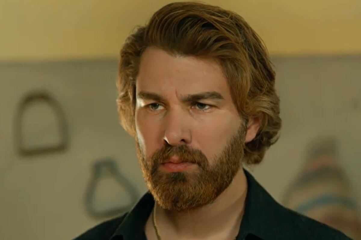 El actor y modelo Furkan Palalı en el papel de Fikret en "Tierra amarga" (Foto: Tims & B Productions)