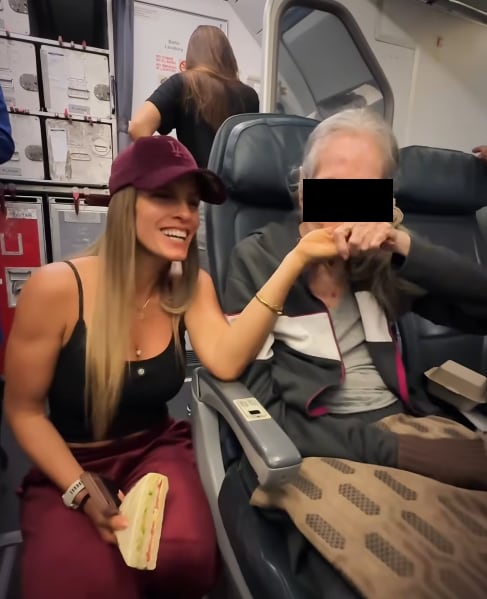 Alejandra Baigorria y su abuelita en el avión tras anunciarle un viaje sorpresa.