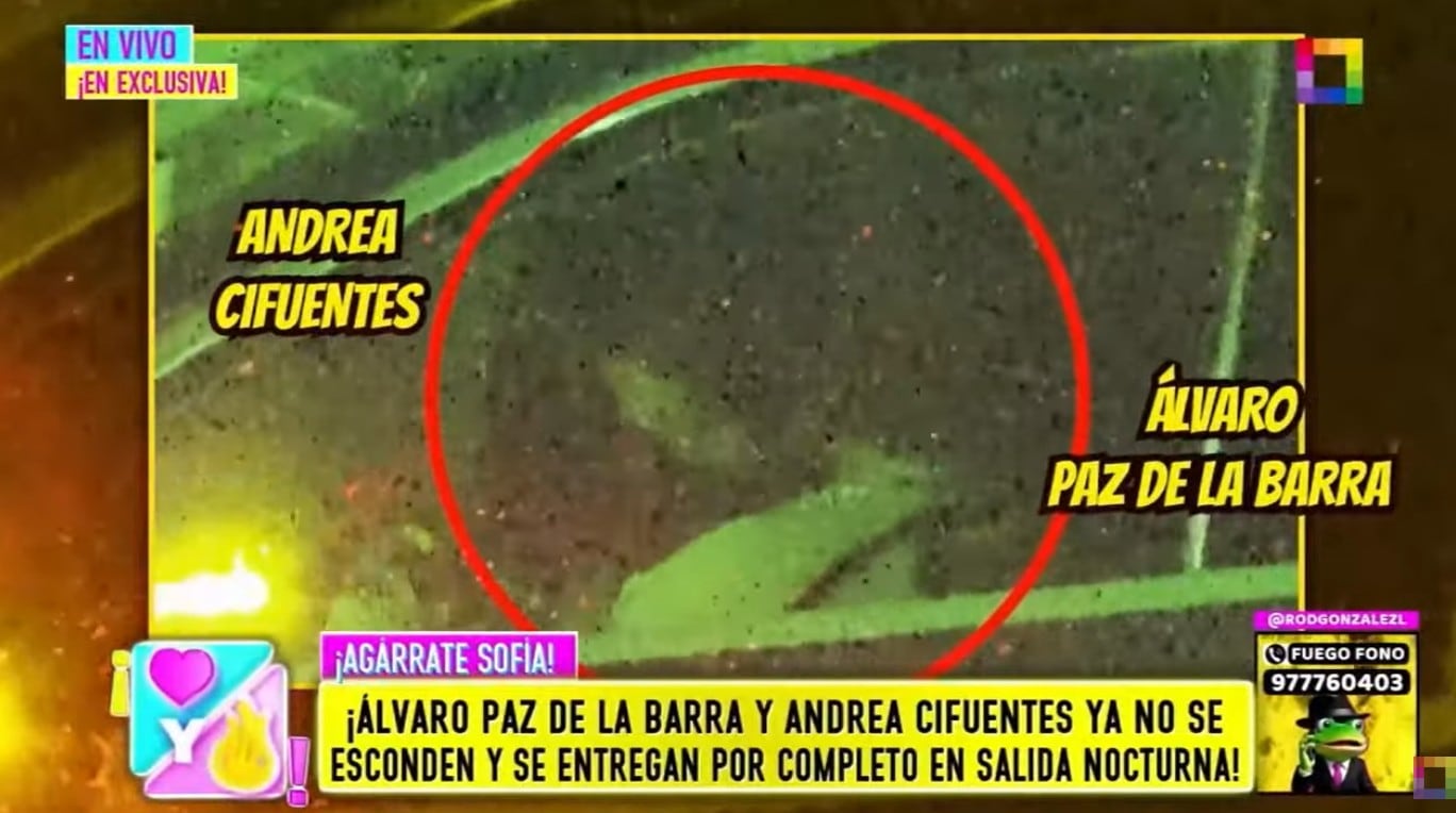 Álvaro Paz de la Barra y Andrea besándose dentro del carro de él.
