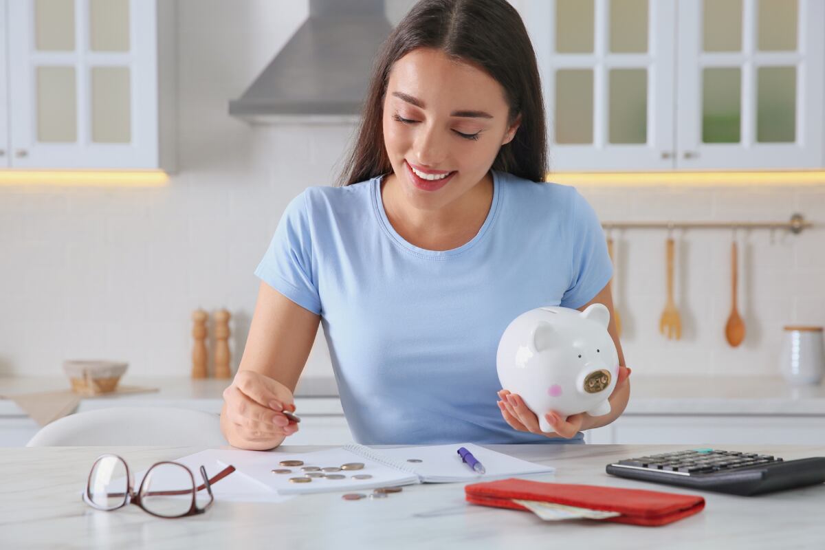 Lo peor que puedes hacer es despilfarrar tu dinero o los primeros sueldos, ahorra para que más adelante puedas disfrutar. Foto: Istock.