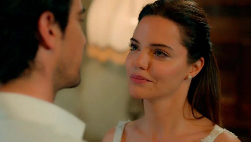 La primera noche de Züleyha y Hakan como recién casados en "Tierra amarga" (Foto: Tims & B Productions)