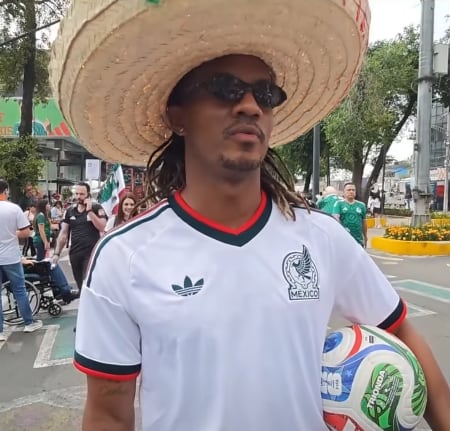 André Carrillo tuvo inesperada reacción al darse cuenta que no era reconocido en México.