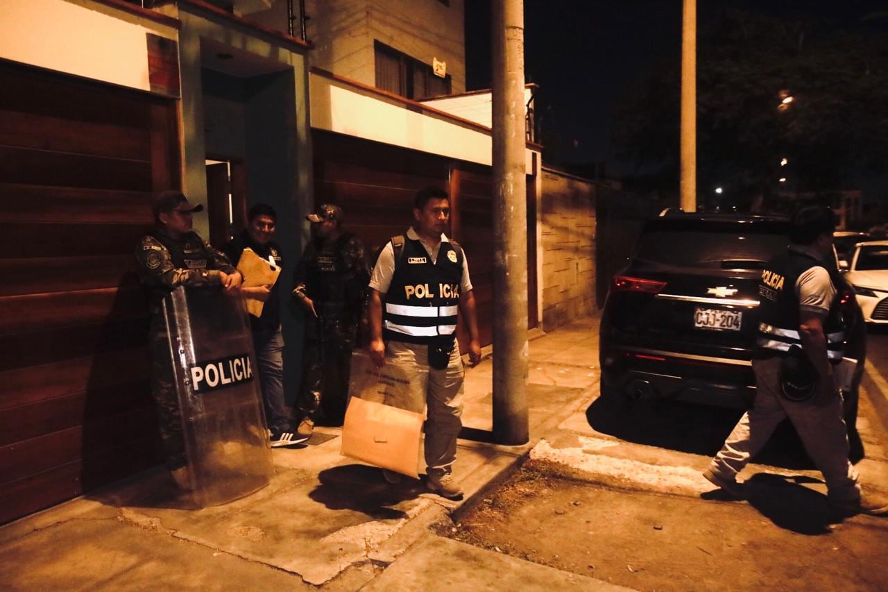 Policía y fiscalía allanan vivienda de alcalde de La Victoria, Rubén Cano, en La Molina, por caso 'Los Pulpos de La Victoria'. Fotos: César.grados@photo.gec