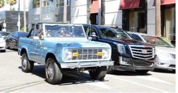 Lady Gaga junto a su modelo clásico de la marca Ford (Foto: Getty Images)