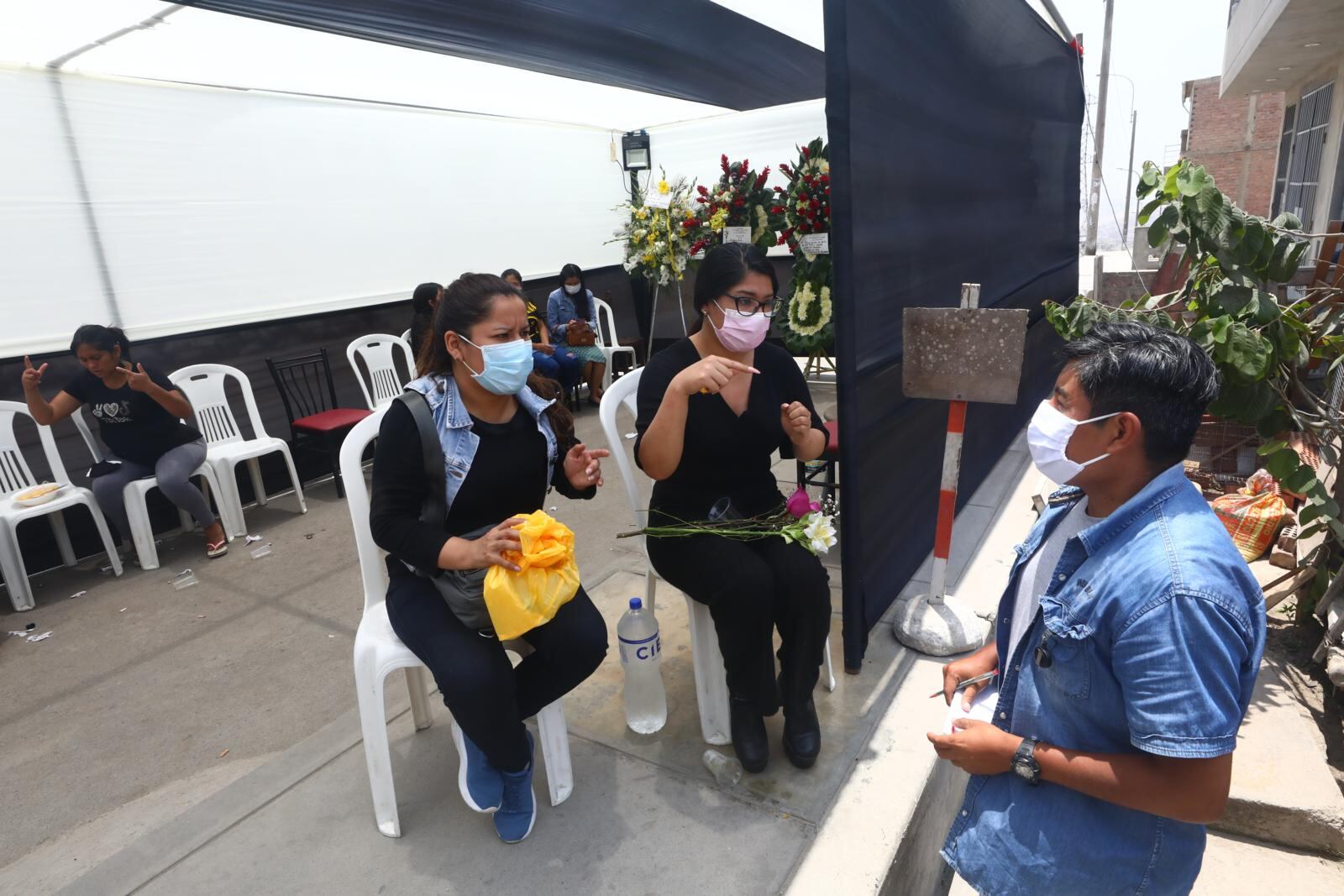 En dos días, delincuentes venezolanos asaltaron dos grifos de Villa María del Triunfo. En uno de ellos mataron a un joven trabajador de 24 años. Sus restos son velados en su casa.| Foto: Gonzalo Córdova