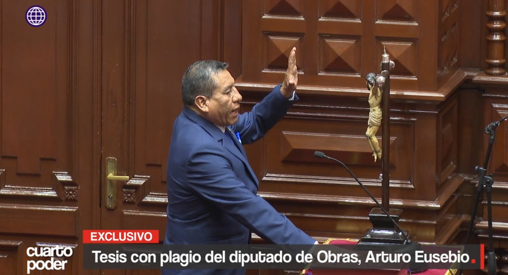 El diputado Arturo Eusebio evitó responder a la prensa ante acusación de plagio.