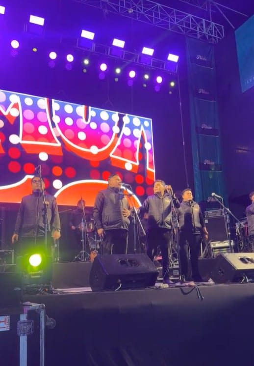 Integrantes de Armonía 10 se presentan en concierto portando chalecos antibalas por miedo a atentado armado.