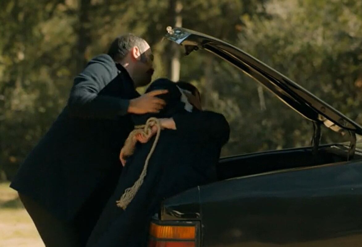 Vahap hace ingresar a la fuerza a Betül en la maletera del auto. (Foto: Tim & B Productions)