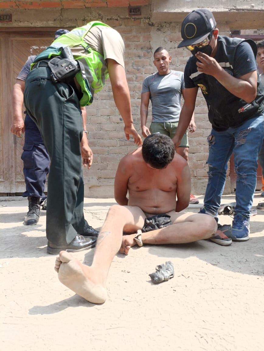 Así terminó el delincuente tras ser masacrado.