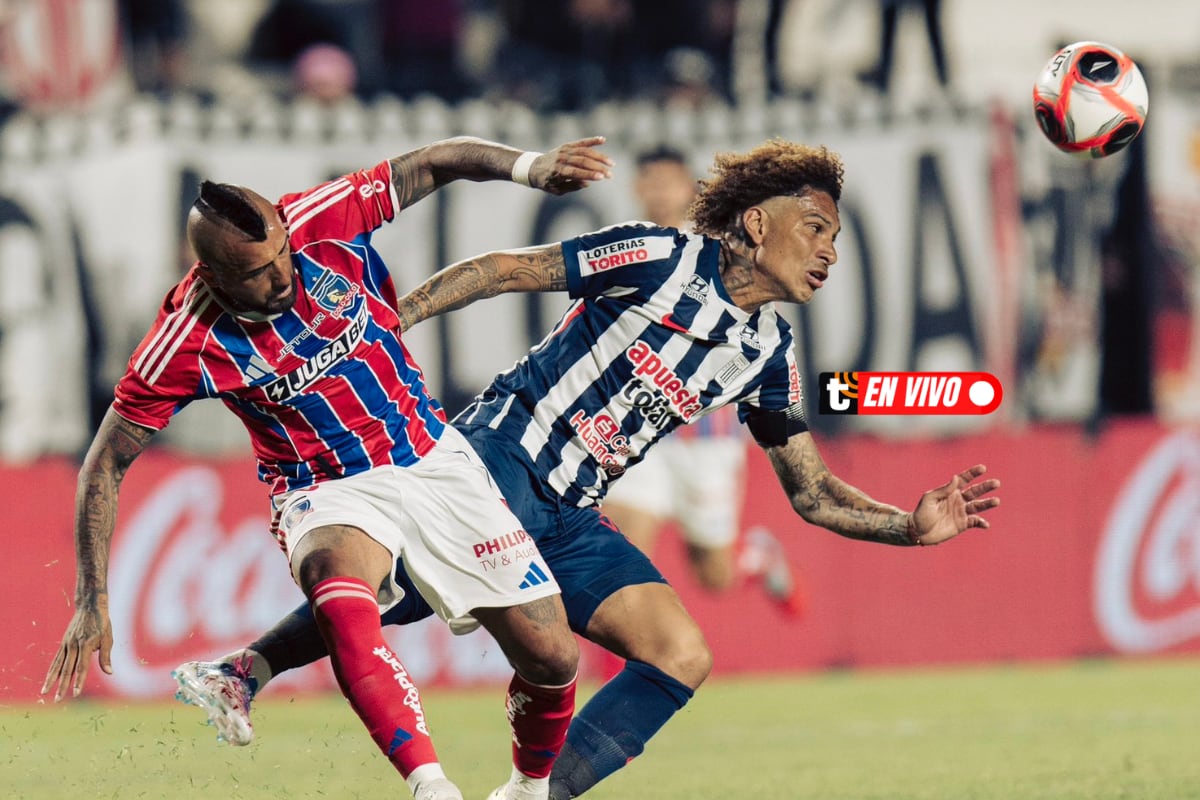 Balón disputado por Arturo Vidal y Paolo Guerrero. (@SerieRdeLP)