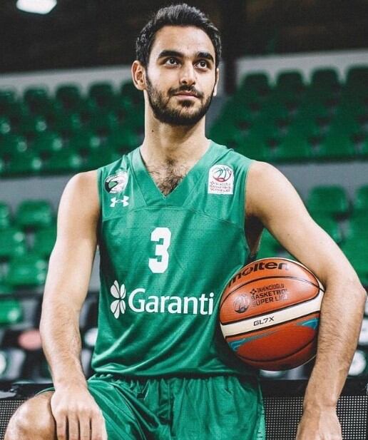 Kartal Özmızrak en uno de los partidos de baloncesto. (Foto: Kartal Özmızrak / Instagram)