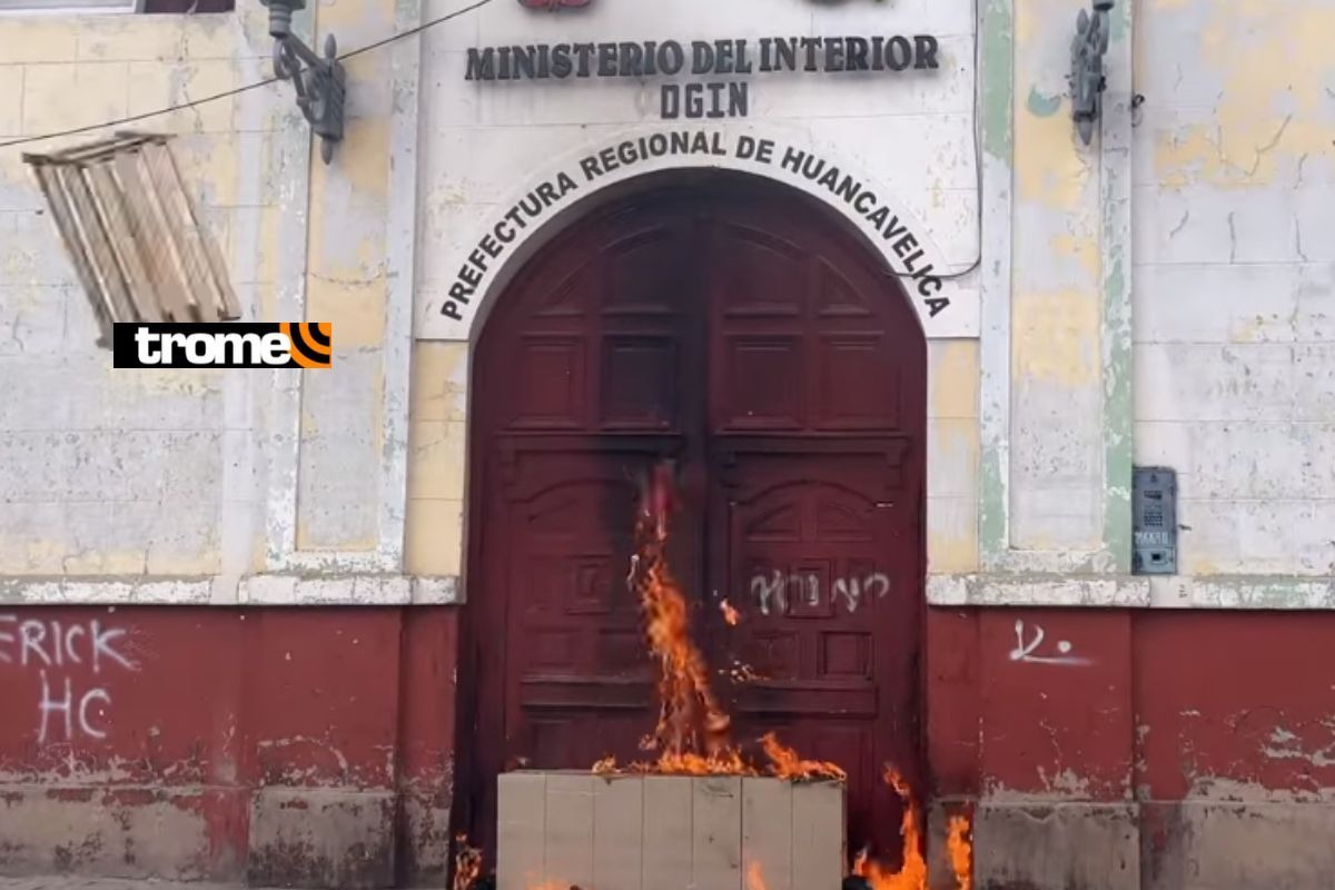 Manifestantes prendieron fuego a la puerta de la Prefectura de Huancavelica. (Foto: Info Andes)