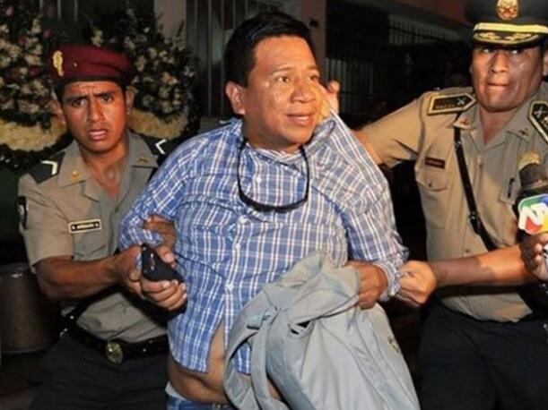 Luego se ser llevado a la sede del Ministerio Público, el periodista deportivo Silvio Valencia fue puesto en libertad. (Foto: Captura)