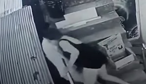 Mujer y hombre caen de segundo piso y cámara lo graba todo: Ella murió y él resultó herido