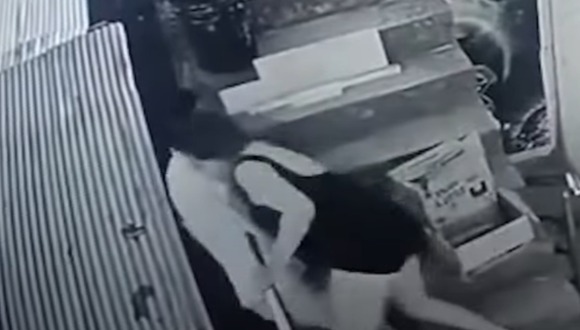 TROME - Mujer y hombre caen de segundo piso y cámara lo graba todo: Ella murió y él resultó herido