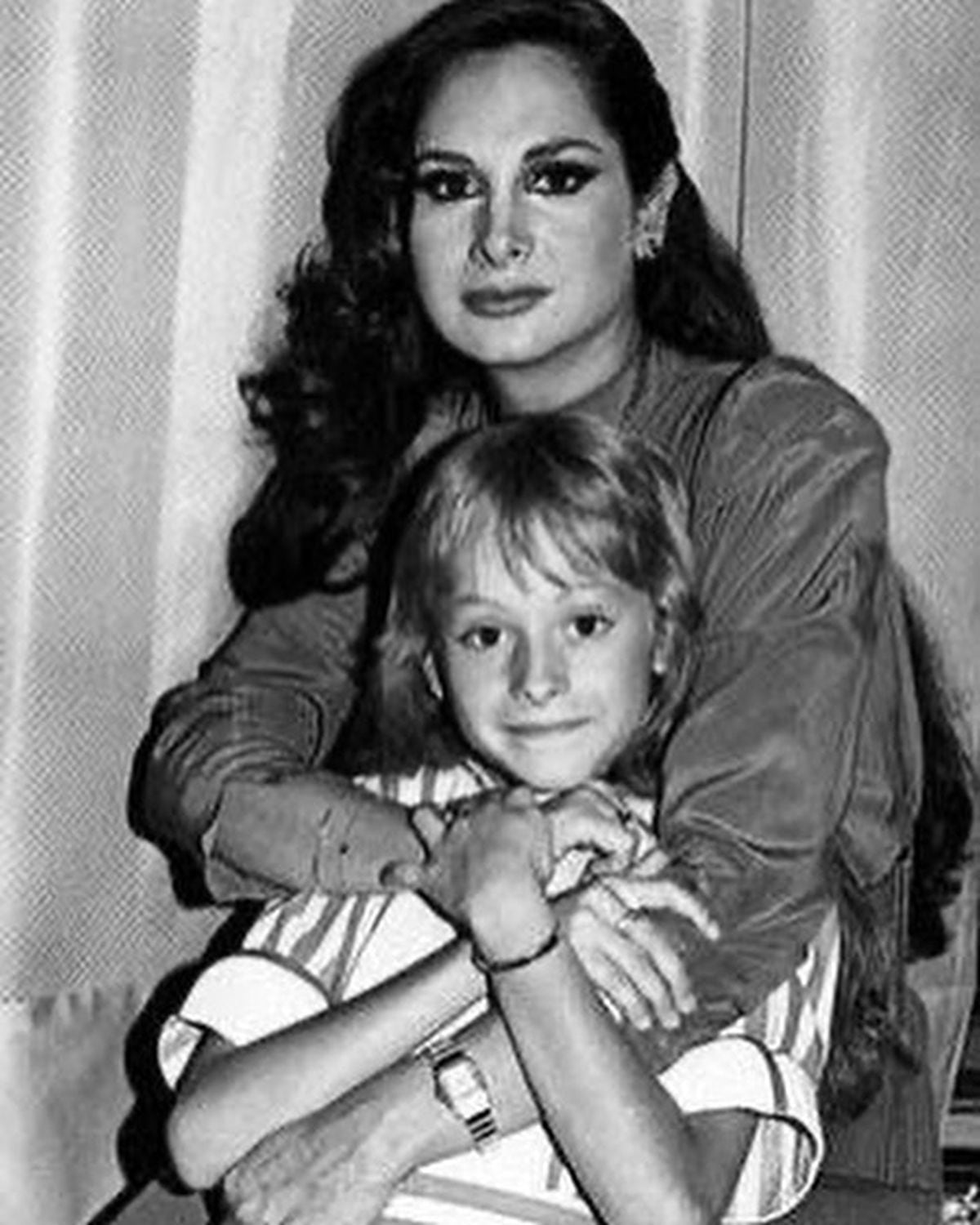 Susana en su juventud junto a una pequeña Paulina (Foto: Paulina Rubio / Instagram)