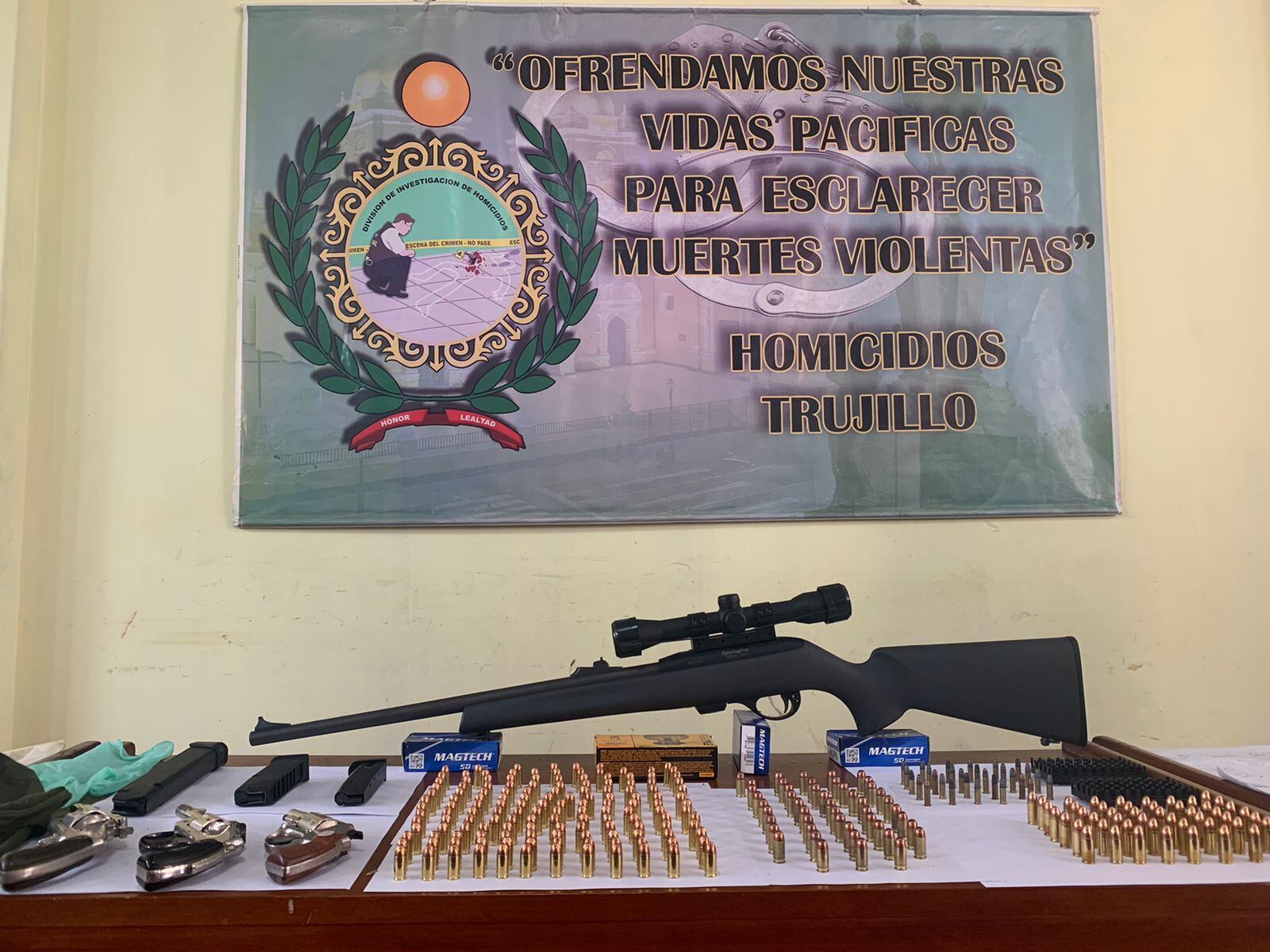 Integrantes de la banda 'Los Elegantes de la Nueva Jauría' estaban fuertemente armados, tenían mascarillas, una de ellas con el dibujo de una calavera, chalecos antibala y hasta un croquis para la fuga. | Foto: Difusión