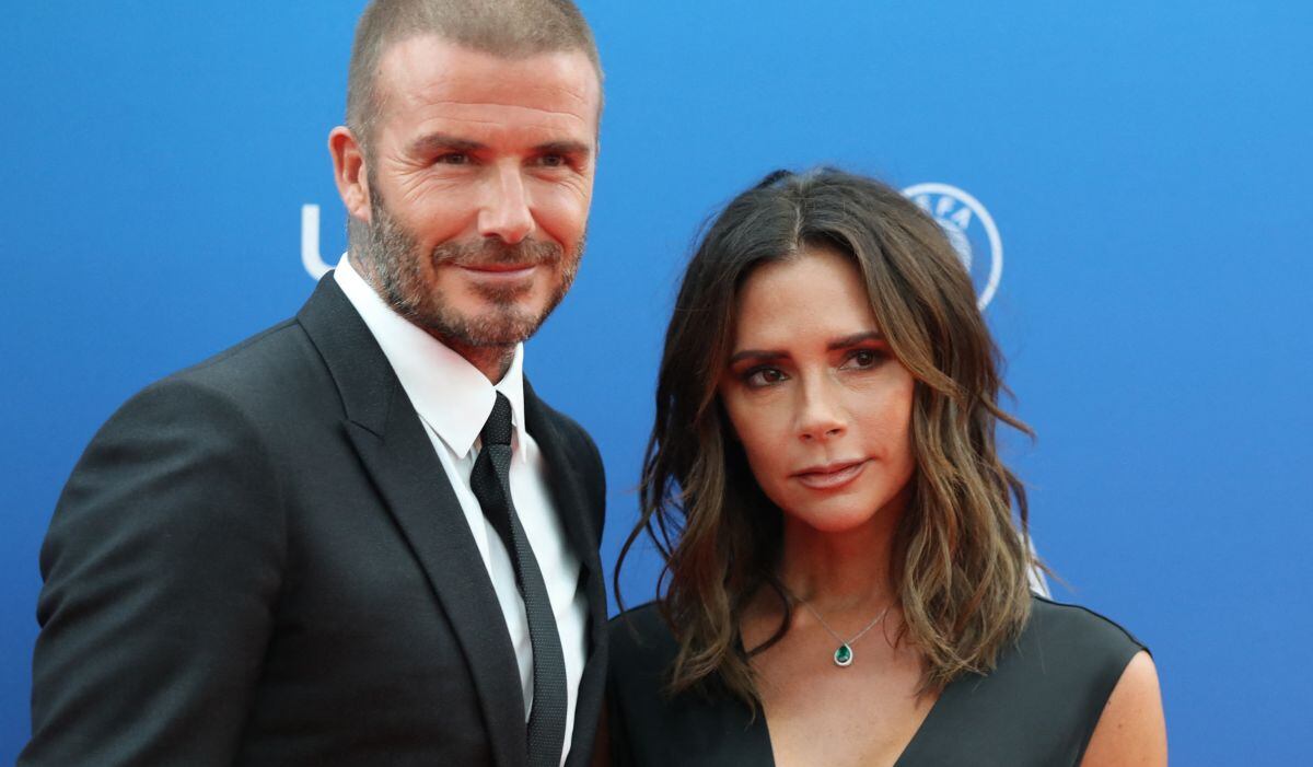 Cuando David Beckham y Victoria llegaron al sorteo del torneo de fútbol de la Liga de Campeones de la UEFA en el Foro Grimaldi en Mónaco el 30 de agosto de 2018 (Foto: Valery Hache / AFP)